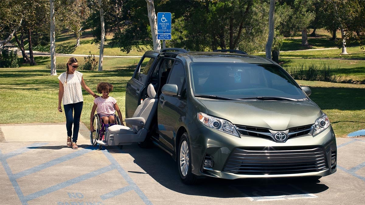 2019 Toyota Sienna with Auto Access Seat from Sansone Toyota in Woodbridge, NJ