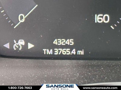 2022 Volvo XC40 R-Design