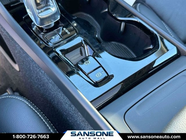 2024 Volvo XC40 B5 Plus Dark Theme